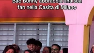 Milano, il lunghissimo abbraccio a sorpresa tra Bad Bunny e una fan