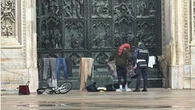 Stende il bucato sul portone d’ingresso del Duomo di Milano: senza fissa dimora denunciato