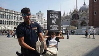 Il matrimonio di Bezos e Sanchez a Venezia: protesta in piazza San Marco, identificati i manifestanti