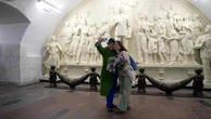 Russia: a Mosca il nuovo monumento a Stalin che fa discutere tra fiori e selfie