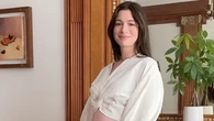 Anne Hathaway in attesa del terzo figlio: l’annuncio sui social con il pancione