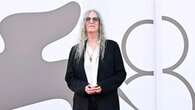 Patti Smith, malore sul palco in Brasile: crolla a terra e sbatte la testa