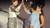 Proposta di matrimonio al concerto di Giorgia: la cantante applaude e dà il cinque allo sposo