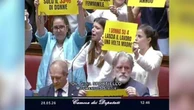 80 anni del voto alle donne. Lavoro, maternità, paga: deputati M5s in aula con cartelli sulla parità