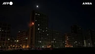 Ucraina, i drammatici istanti di un attacco russo con i droni su Kiev