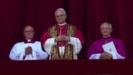Papa Leone XIV: "La pace sia con voi. Grazie a Francesco, costruiamo ponti insieme"