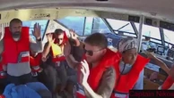 Intercettato il Captain Nikos: telefoni in mare e mani alzate all'arrivo dei soldati