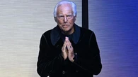 “Icona della moda” e “leggendario”: i titoli dei giornali internazionali sulla morte di Armani