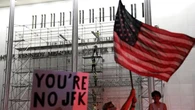 Washington, iniziata la rimozione del nome di Trump dal Kennedy Center