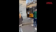 Milano, tram deraglia e finisce contro palazzo: un morto e decine di feriti