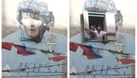Napoli, tifosi al murale di Maradona: il coro parte dalla finestra con il volto di Diego