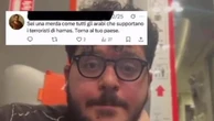 Patrick Zaki mostra i messaggi di odio che riceve sui social