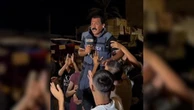 Gaza, l'annuncio dell'accordo nella notte: il giornalista preso in spalla dalla folla in diretta tv