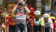 Philipsen è la prima maglia gialla del Tour: successo a Lille su un gruppo ristretto. Ganna ritirato