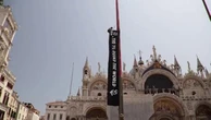 Nozze Bezos, l'attivista sul pilone di piazza San Marco: "Sono stanco delle ingiustizie del mondo"
