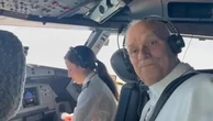 Papa Leone in volo verso Barcellona: dalla cabina di pilotaggio saluta il jet che lo scorta