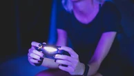 Dipendenza da videogiochi: quando i ragazzi restano intrappolati nello schermo noi adulti siamo assenti