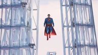 Londra, c'è Superman appeso al grattacielo Shard: installazione spettacolare per il lancio del film