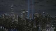 Anniversario 11 settembre: lo skyline di Manhattan tagliato dalle luci blu nella notte è commovente