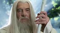 Ian McKellen non torna in scena dopo la caduta: “Aspetto di guarire completamente”