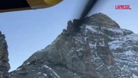 Valle d'Aosta, alpinisti bloccati a 3800 metri sul Cervino: il salvataggio all'alba in elicottero
