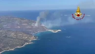 Fumo e fiamme su Villasimius, le immagini dall'alto mostrano il disastro in Sardegna