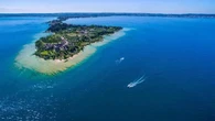 Sirmione, si tuffa nel lago di Garda per aiutare un bambino ma non riemerge