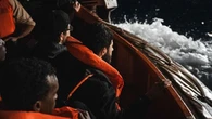 Run away boat, l’ultima trovata degli scafisti: butta il migrante in mare e scappa