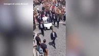 Saluti e benedizioni ai bambini: il Papa si concede ai fedeli con un giro tra la folla in golf cart