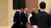 Cina, Putin e Modi al vertice Sco 2025: i due leader camminano insieme mano nella mano