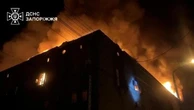 Ucraina, raid russo nella notte su Zaporizhzhia: le immagini dei primi soccorsi