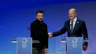 Zelensky a Berlino da Scholz: la stretta di mano tra i due leader