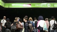 Ubriaco, aggredisce due addetti alla sicurezza di Atm in Centrale: arrestato uomo di 32 anni