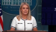 Lividi su mani e gambe di Trump, la Casa Bianca rassicura: "Una comune insufficenza venosa"