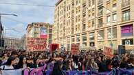 Un migliaio di studenti in corteo per l’8 marzo: striscioni contro guerra e patriarcato e lanci di vernice contro Armani, Zara e Starbucks