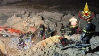 Macerata, operaio muore travolto dai detriti in una cava. Il corpo raggiunto dopo 10 ore di scavo
