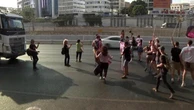 I manifestanti bloccano l'autostrada di Tel Aviv: la protesta delle famiglie degli ostaggi