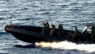 Otto lance si avvicinano a Mediterranea: a bordo uomini mimetica e armati