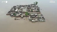 Piogge monsoniche in Pakistan, oltre 100 morti in un mese. Case sommerse e residenti sfollati