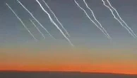 Le scie dei missili lanciati dall'Iran su Israele ripresi da un volo di linea