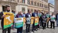 Primo ok della Camera al nucleare, flash mob di Avs: "Scritta pagina nera per la democrazia"