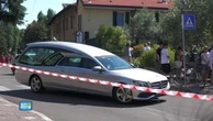 A Paderno Dugnano i funerali dei tre ragazzi morti nell'incidente a Senago: l'arrivo dei feretri