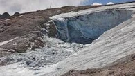 Marmolada, spuntano i teli geotessili per proteggere il ghiacciaio dal caldo