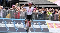 Giro, Carapaz vince a Castelnovo ne’ Monti, Del Toro prende l’abbuono e resta in rosa. Bene Tiberi