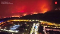 Madrid, cielo rosso fuoco a Tres Cantos: le fiamme lambiscono le case nella notte