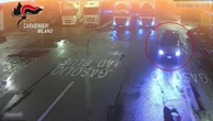 Rubano un furgone e svuotano magazzini con friggitrici ad aria, cosmetici e profumi: presa la banda