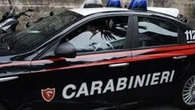 Rubano generi alimentari e cercano di investire la titolare: il bottino finisce alla Caritas