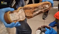 Bombolette, salviette e barattoli di crema pieni di cocaina a Linate: le immagini del sequestro