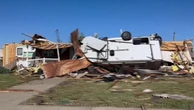 Tetti sfondati, alberi caduti e vetture rovesciate: i danni del tornado in Kansas