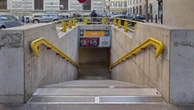 Rubano il portafogogli a una donna sul metrò, ma un poliziotto fuori servizio le ferma: ai domiciliari due borseggiatrice, una è incinta